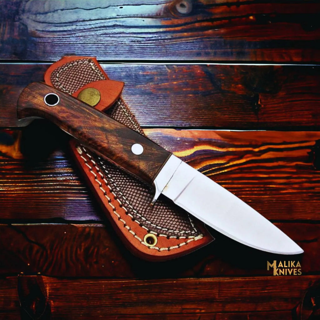 Cuchillo de Caza Compacto D2 con Mango de Palisandro y Protector de Acero Inoxidable