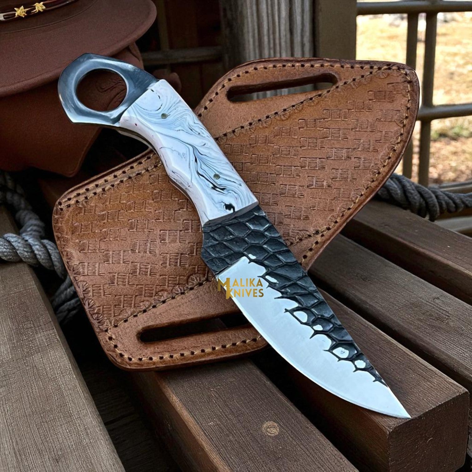 Handgefertigtes Cowboy-Messer | Geschmiedete D2-Stahlklinge mit Harzgriff & Pfannkuchen-Scheide – Ranch- & Western-Stil