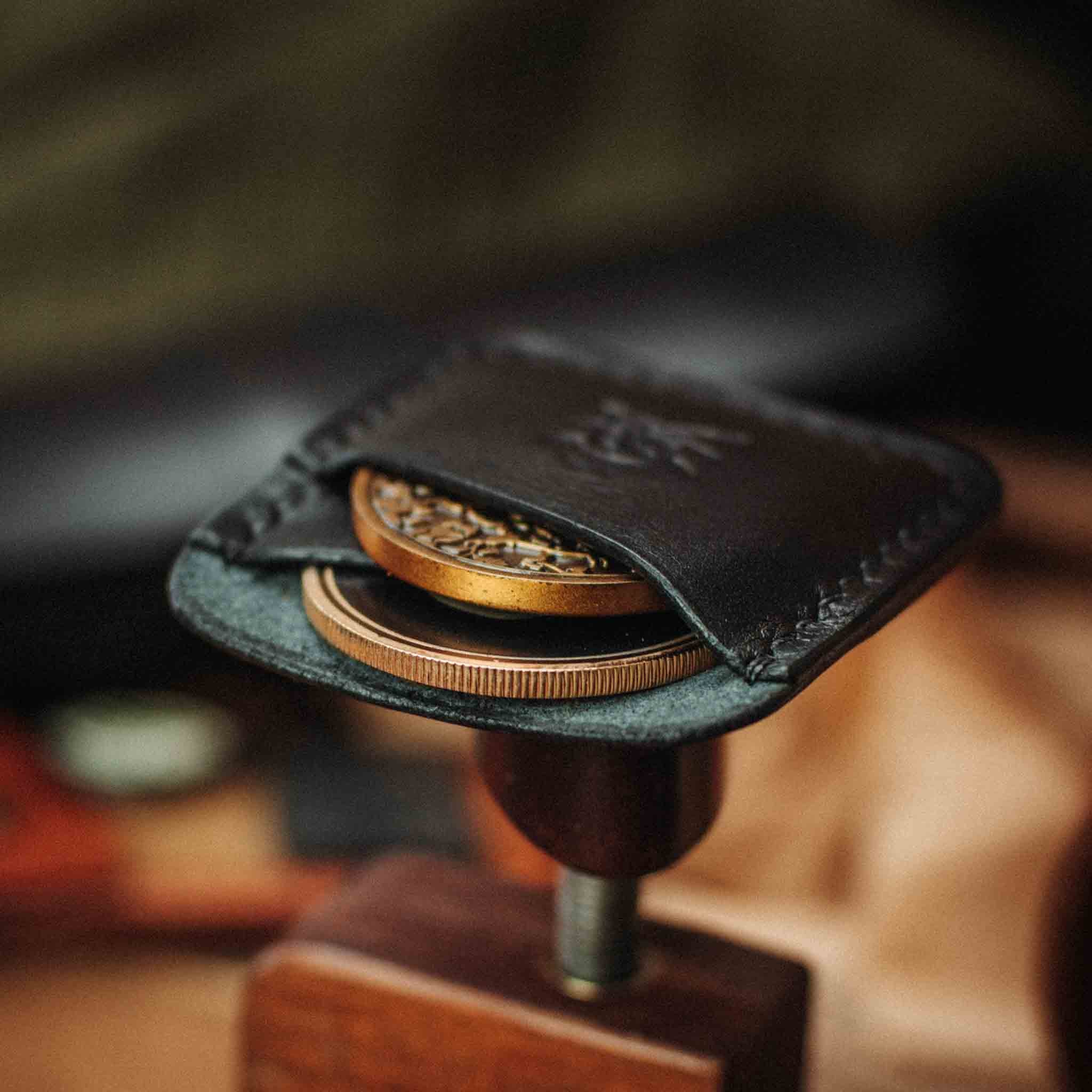 Pirate Goods Peso Pocket Duo Münzhalter – Lederetui für zwei Münzen / Challenge Coins