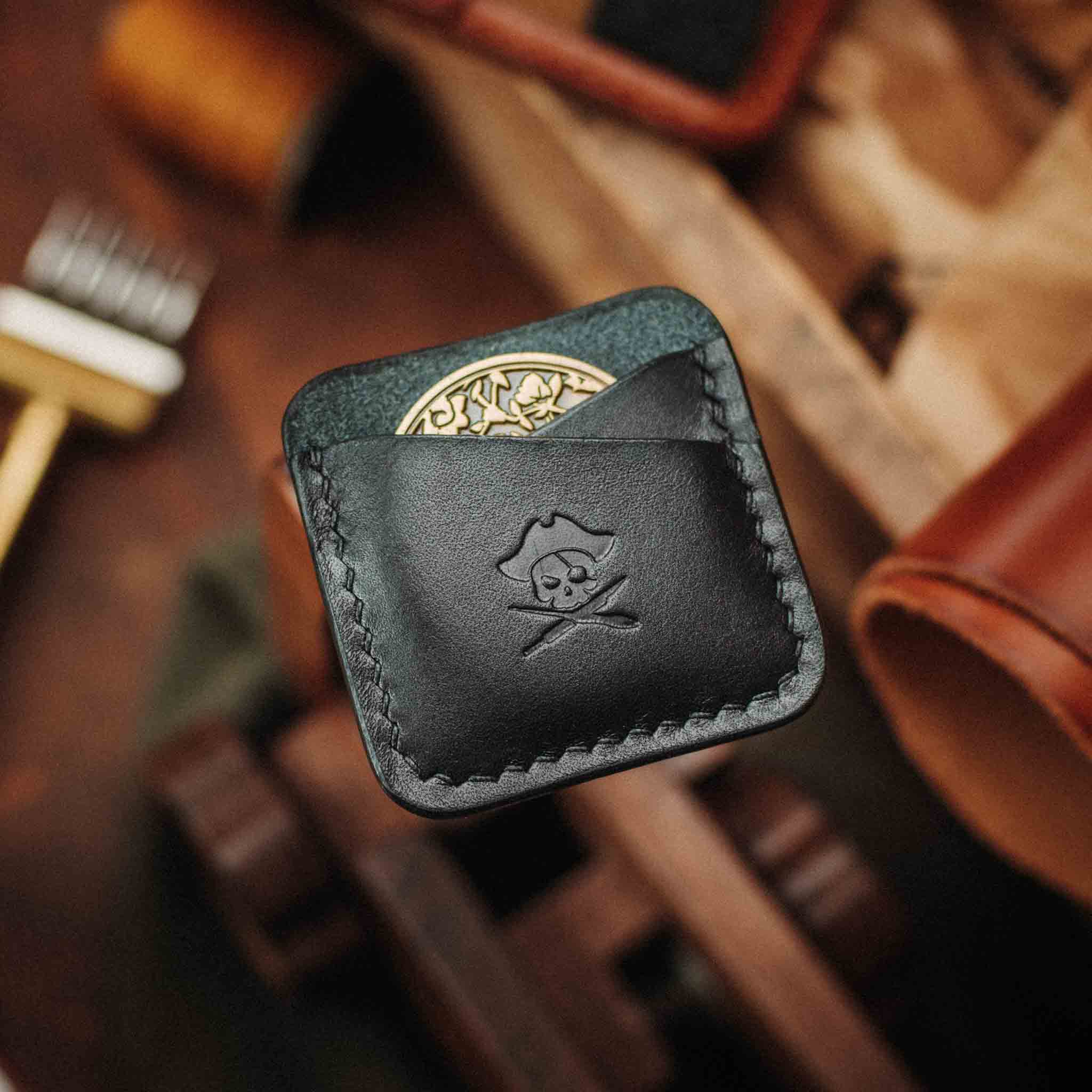Pirate Goods Peso Pocket Duo Münzhalter – Lederetui für zwei Münzen / Challenge Coins