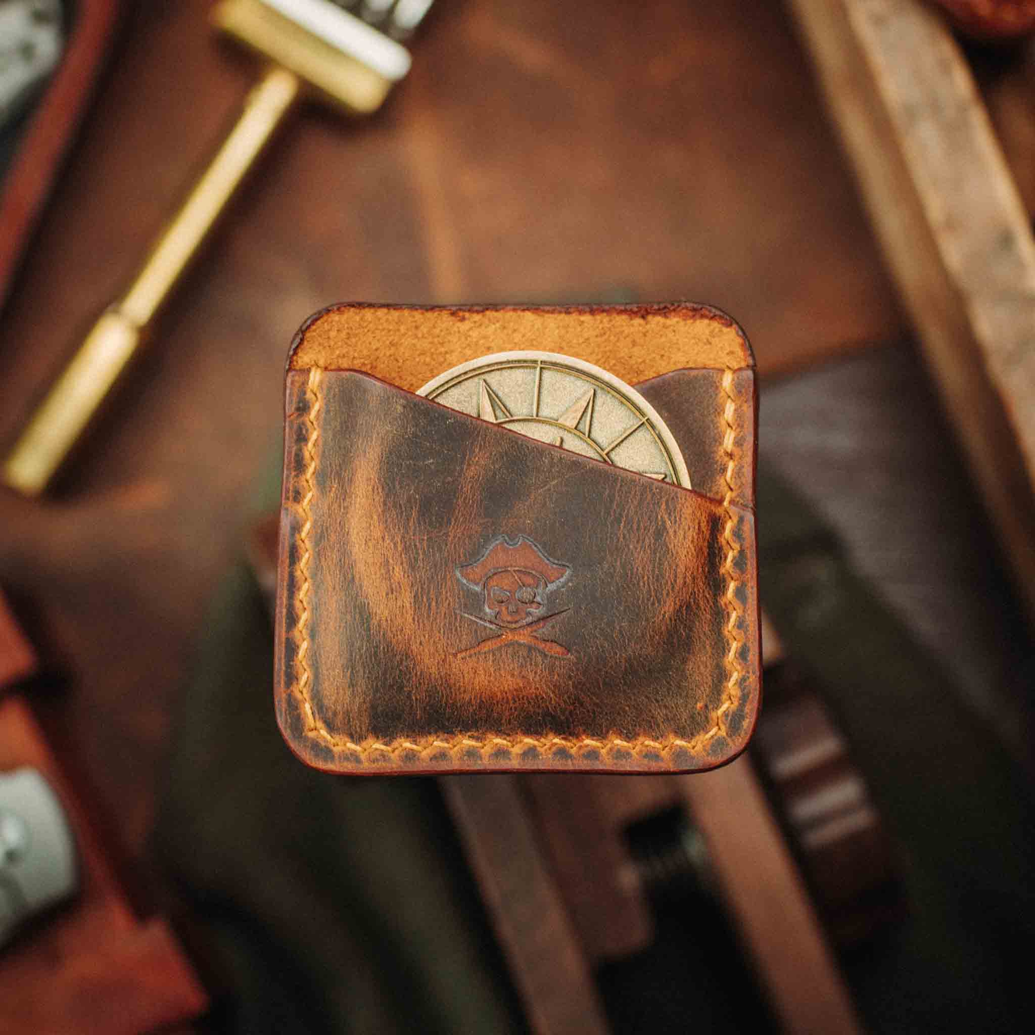 Pirate Goods Peso Pocket Duo Münzhalter – Lederetui für zwei Münzen / Challenge Coins