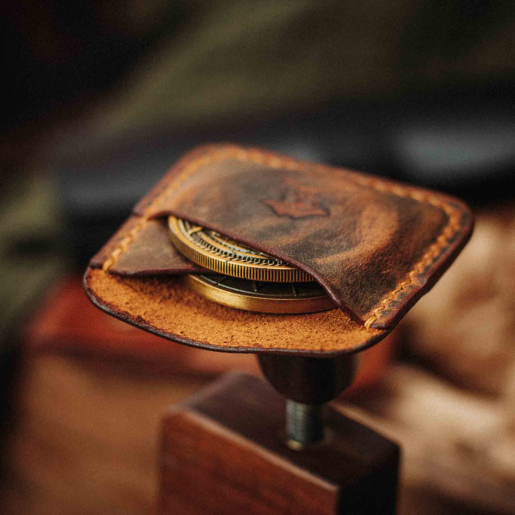 Pirate Goods Peso Pocket Duo Münzhalter – Lederetui für zwei Münzen / Challenge Coins