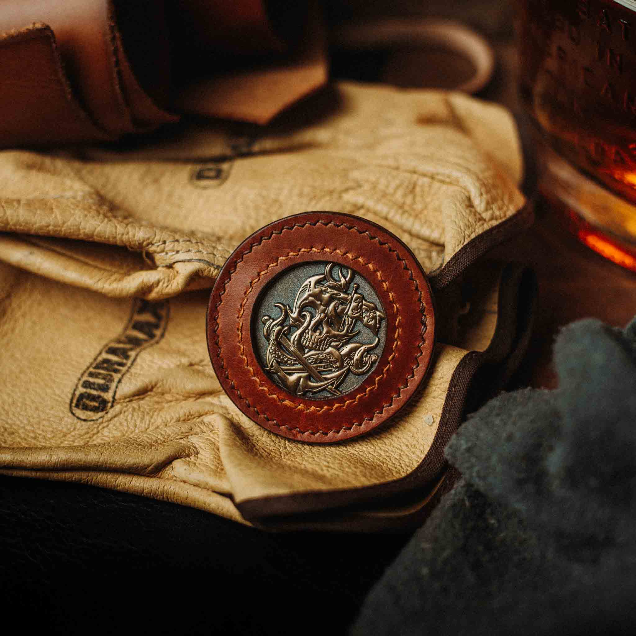 Pirate Goods Peso Pocket v2 Münzhalter – Rundes Leder-Etui für Challenge Coins und EDC