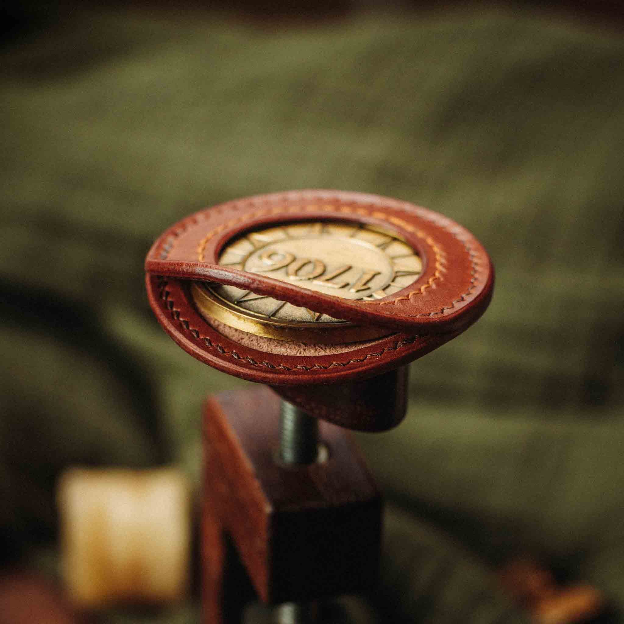 Pirate Goods Peso Pocket v2 Münzhalter – Rundes Leder-Etui für Challenge Coins und EDC
