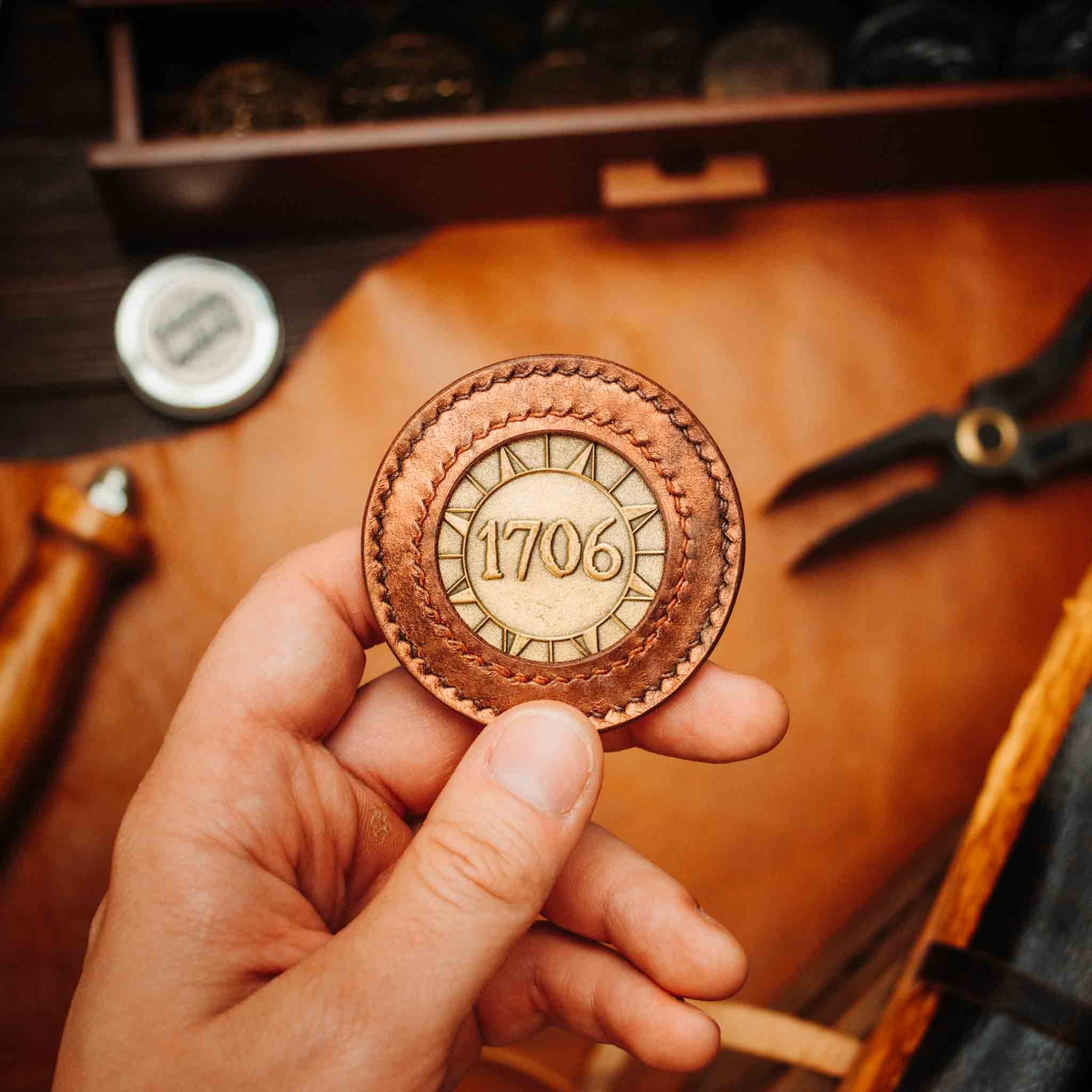 Pirate Goods Peso Pocket v2 Münzhalter – Rundes Leder-Etui für Challenge Coins und EDC