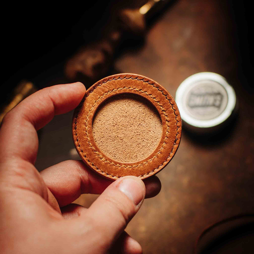 Pirate Goods Peso Pocket v2 Münzhalter – Rundes Leder-Etui für Challenge Coins und EDC