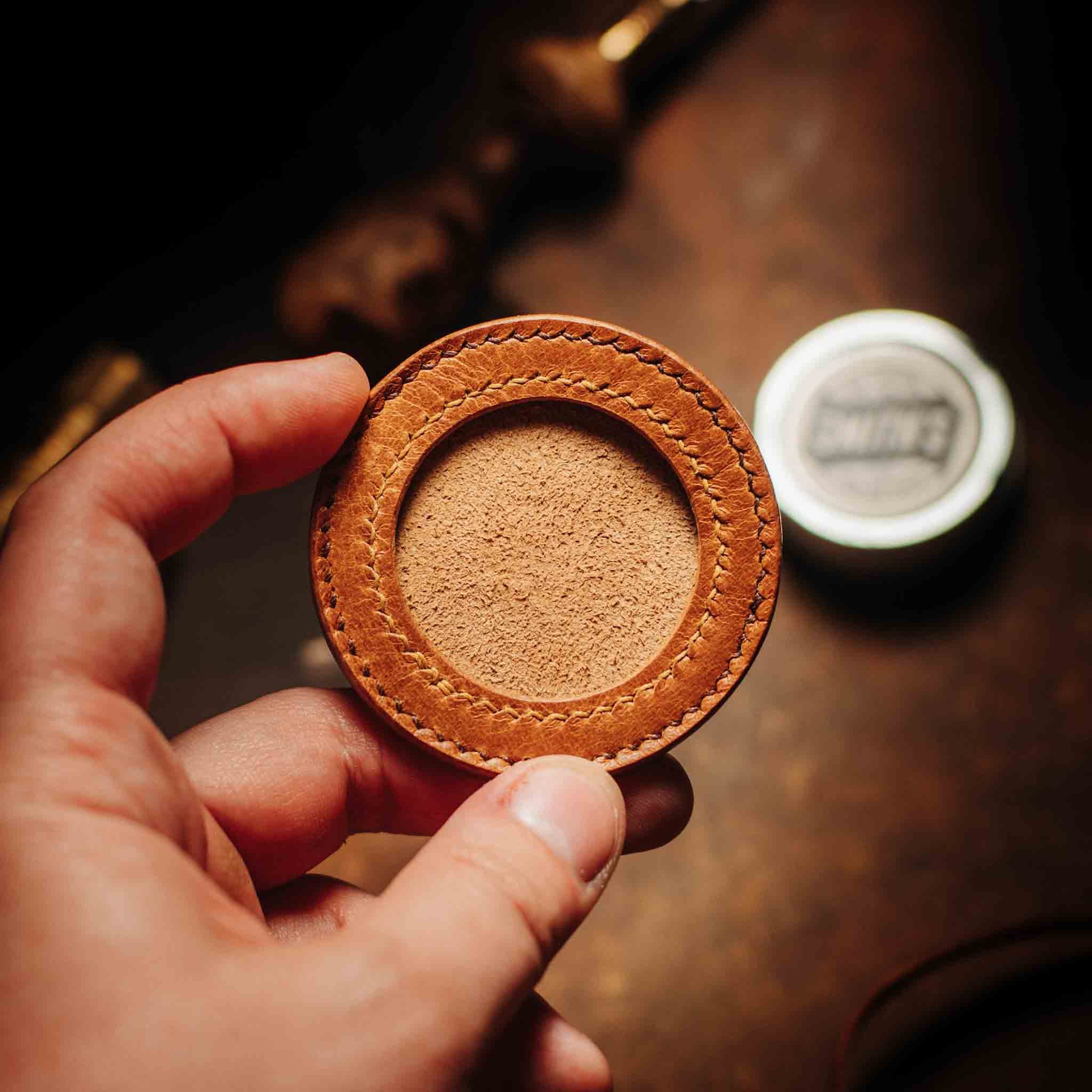 Pirate Goods Peso Pocket v2 Münzhalter – Rundes Leder-Etui für Challenge Coins und EDC
