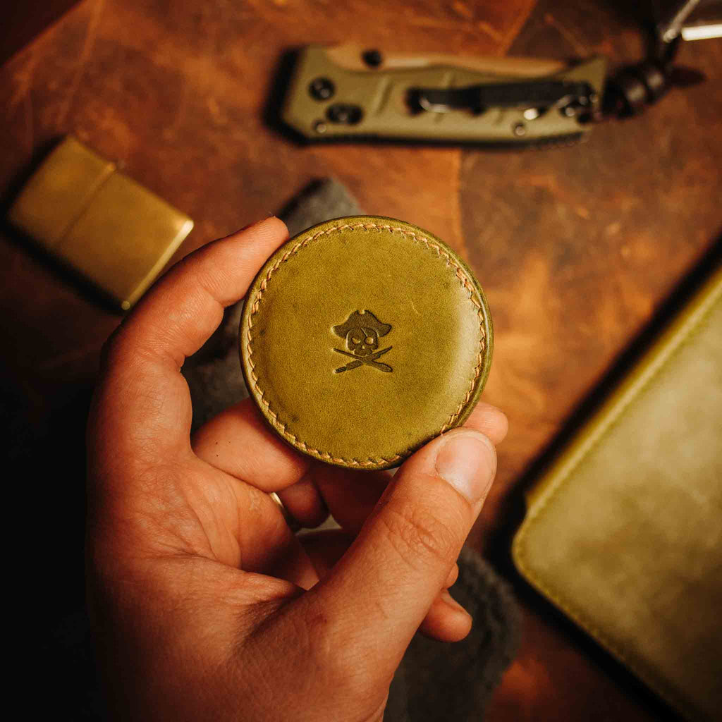 Pirate Goods Peso Pocket v2 Münzhalter – Rundes Leder-Etui für Challenge Coins und EDC