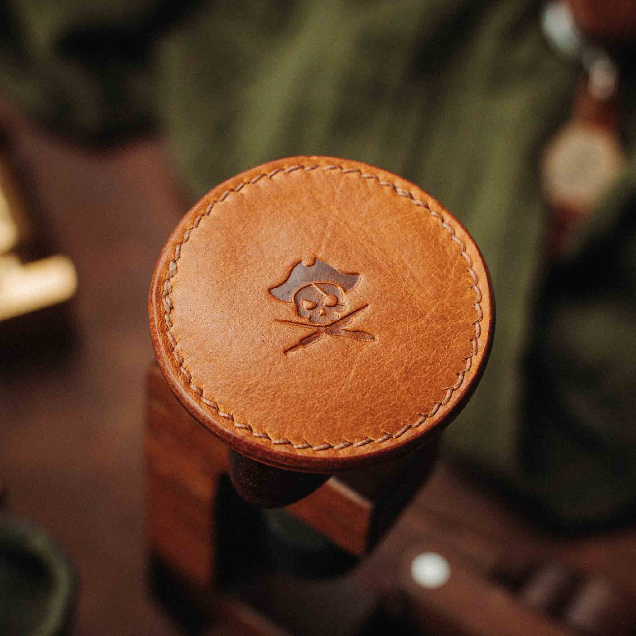 Pirate Goods Peso Pocket v2 Münzhalter – Rundes Leder-Etui für Challenge Coins und EDC