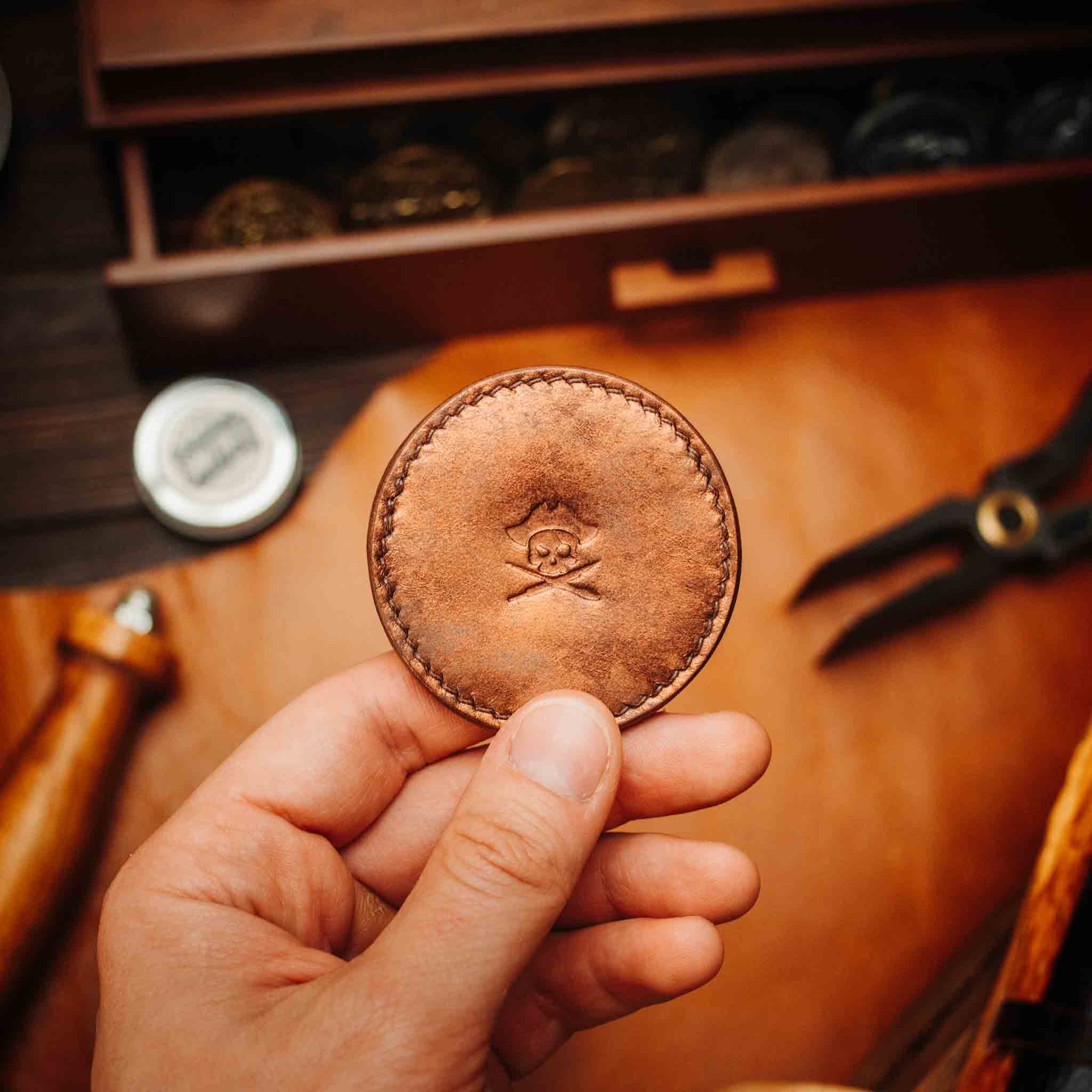 Pirate Goods Peso Pocket v2 Münzhalter – Rundes Leder-Etui für Challenge Coins und EDC