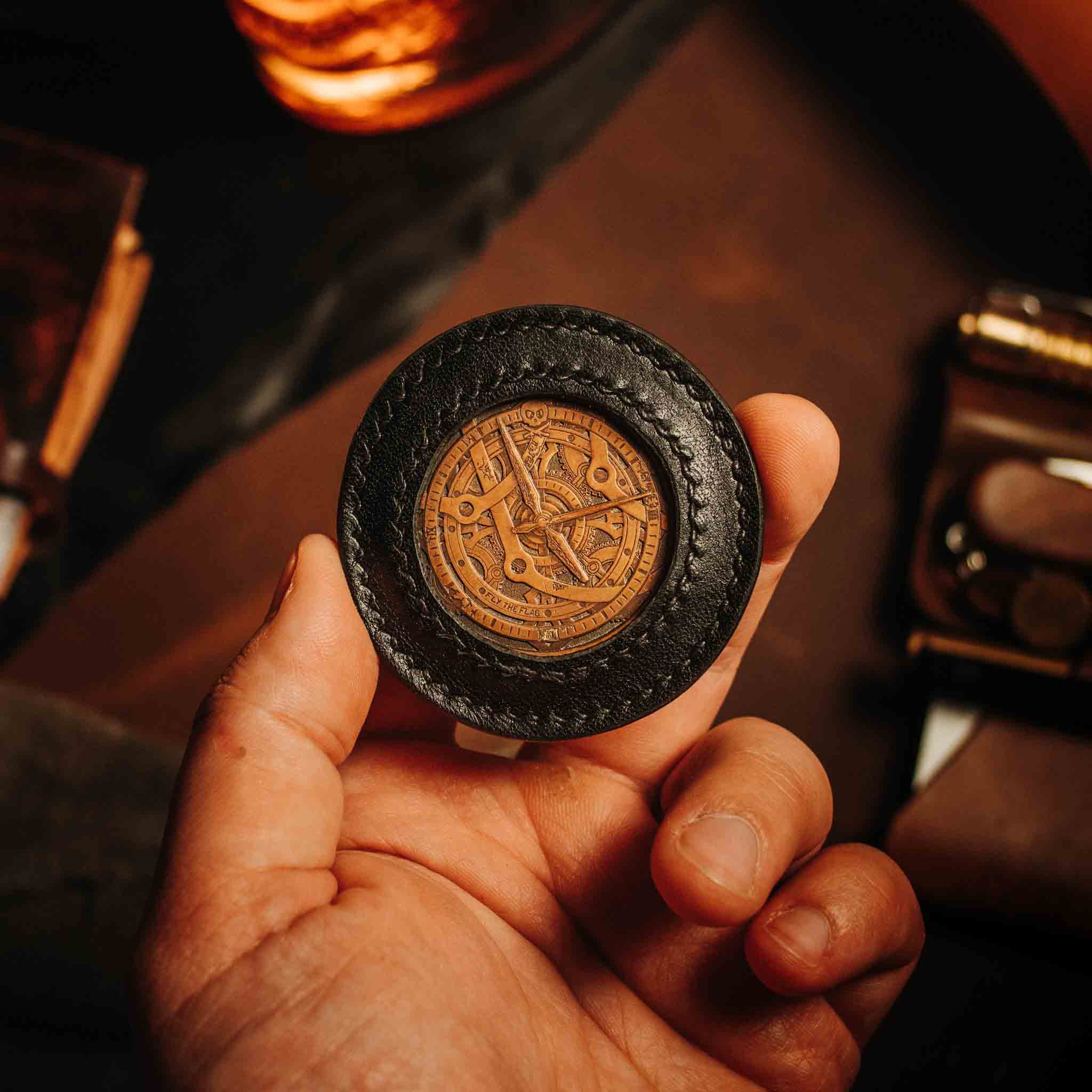 Pirate Goods Peso Pocket v2 Münzhalter – Rundes Leder-Etui für Challenge Coins und EDC