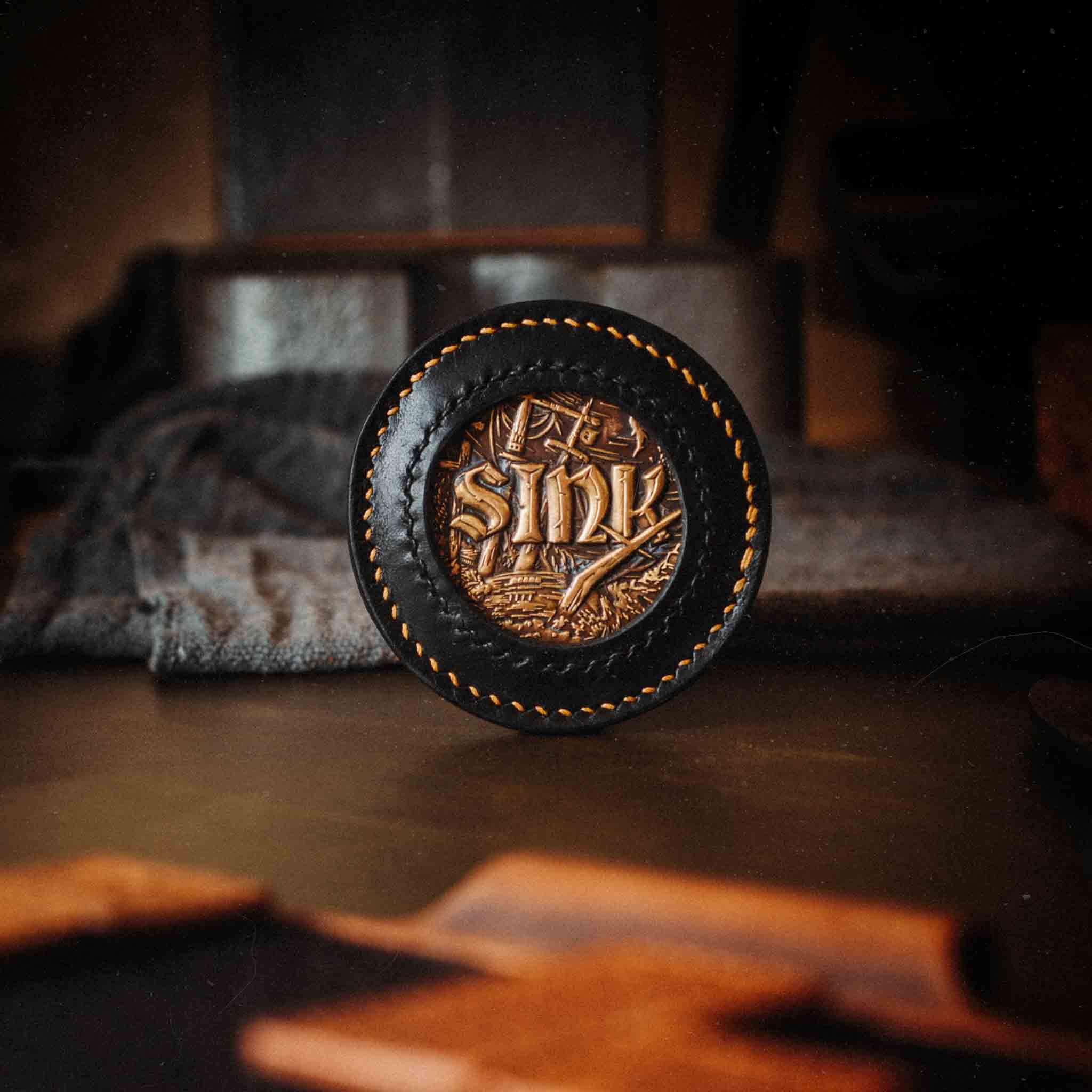 Pirate Goods Peso Pocket v2 Münzhalter – Rundes Leder-Etui für Challenge Coins und EDC