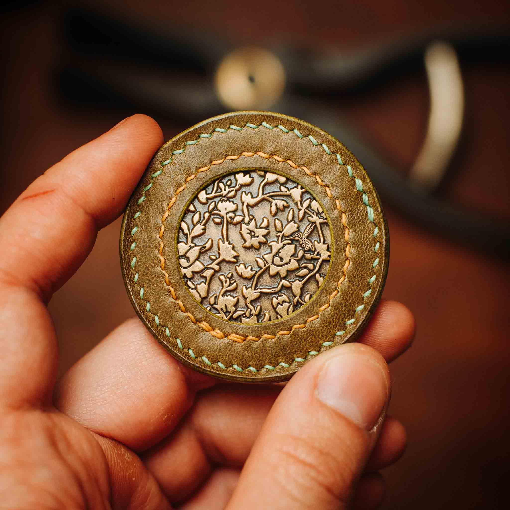 Pirate Goods Peso Pocket v2 Münzhalter – Rundes Leder-Etui für Challenge Coins und EDC