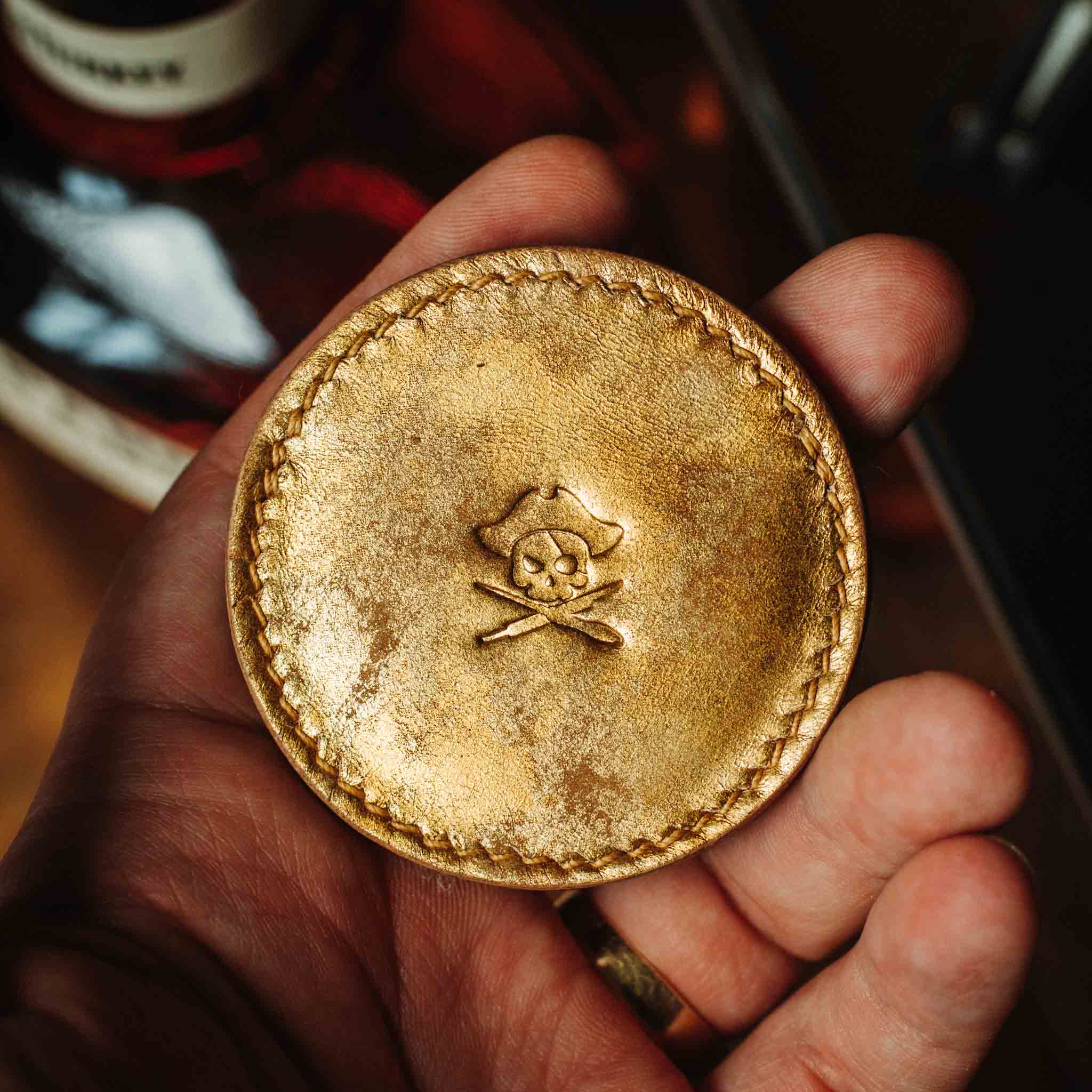 Pirate Goods Peso Pocket v2 Münzhalter – Rundes Leder-Etui für Challenge Coins und EDC