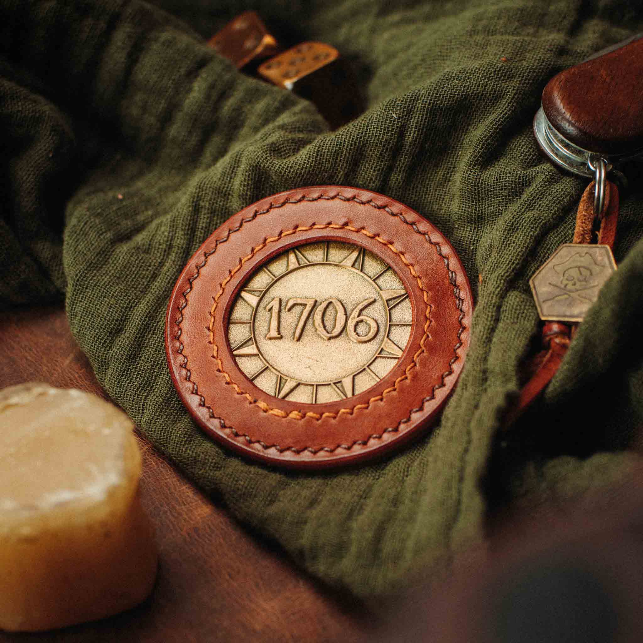 Pirate Goods Peso Pocket v2 Münzhalter – Rundes Leder-Etui für Challenge Coins und EDC