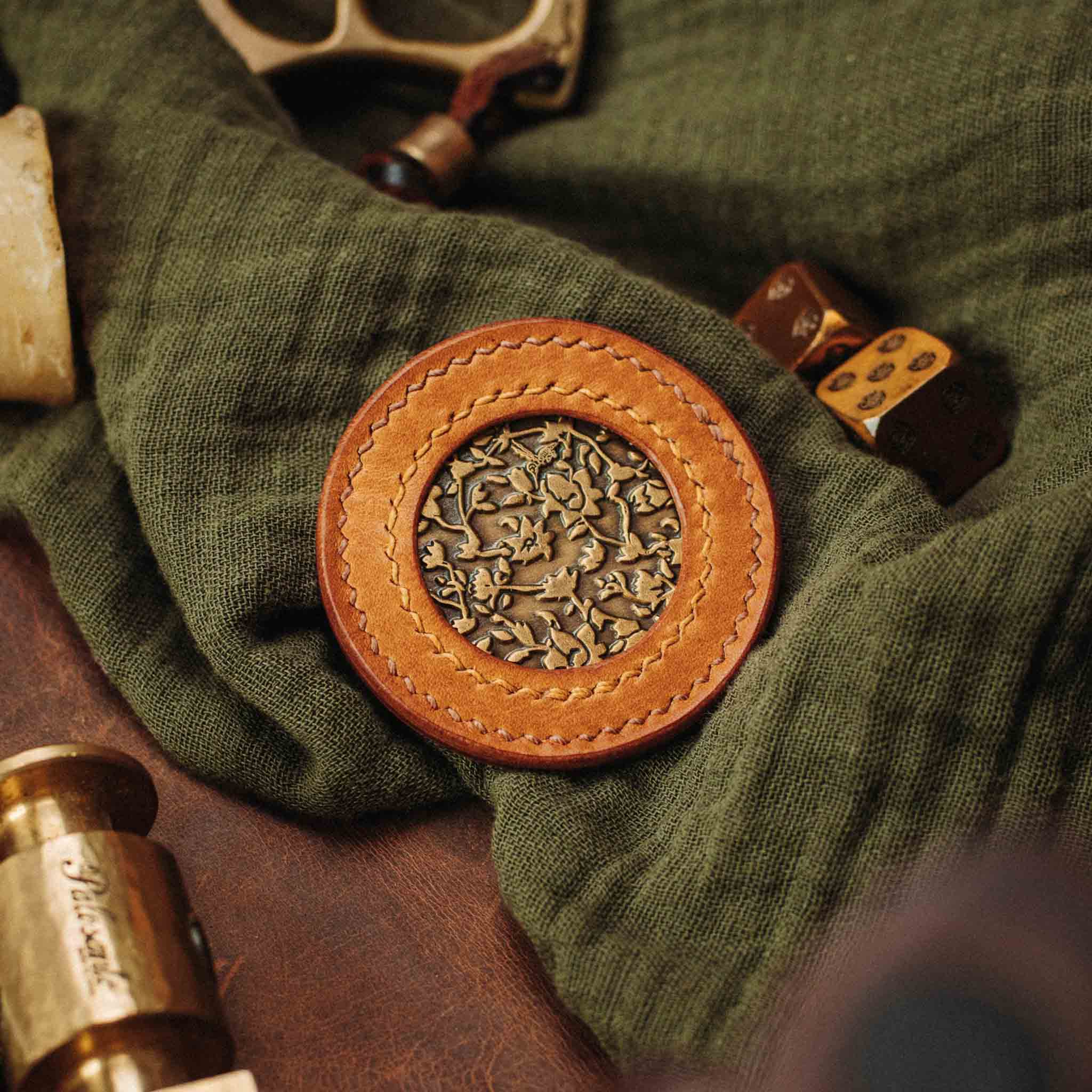 Pirate Goods Peso Pocket v2 Münzhalter – Rundes Leder-Etui für Challenge Coins und EDC