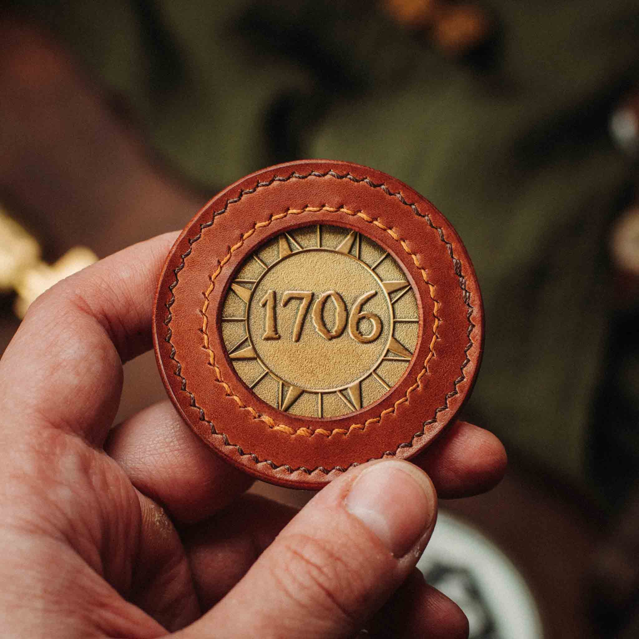 Pirate Goods Peso Pocket v2 Münzhalter – Rundes Leder-Etui für Challenge Coins und EDC