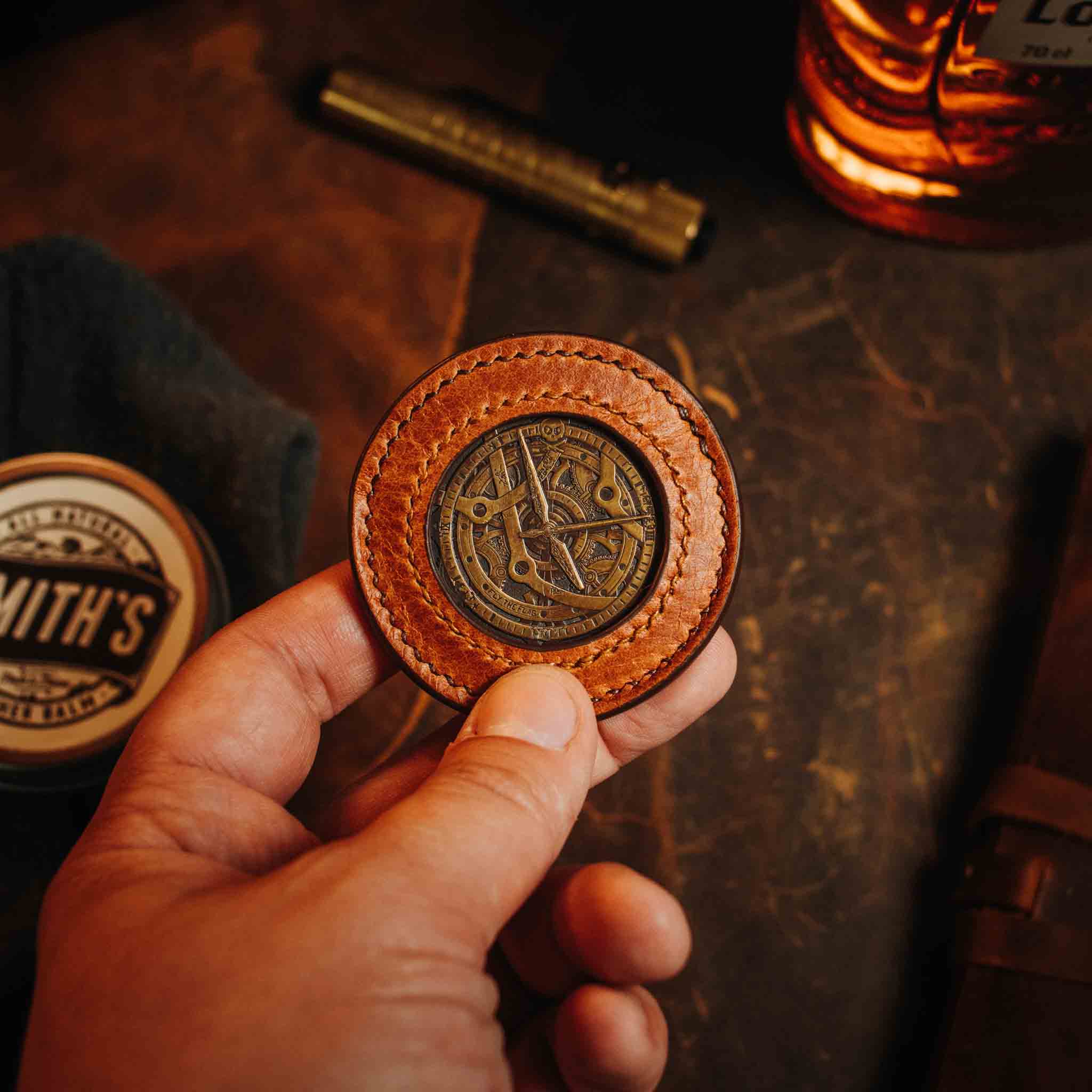 Pirate Goods Peso Pocket v2 Münzhalter – Rundes Leder-Etui für Challenge Coins und EDC