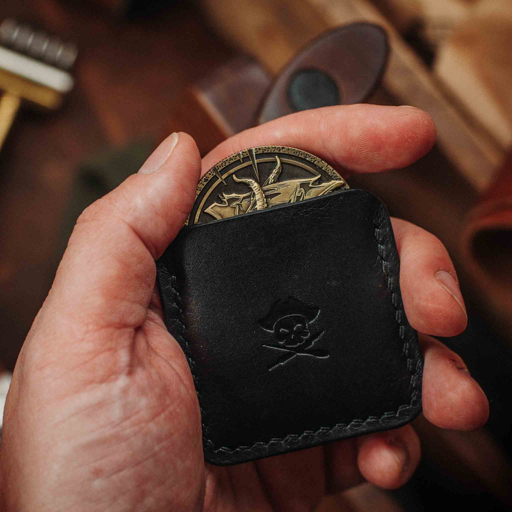 Pirate Goods Peso Pocket v3 Münzhalter – Leder-Challenge-Coin-Etui für EDC