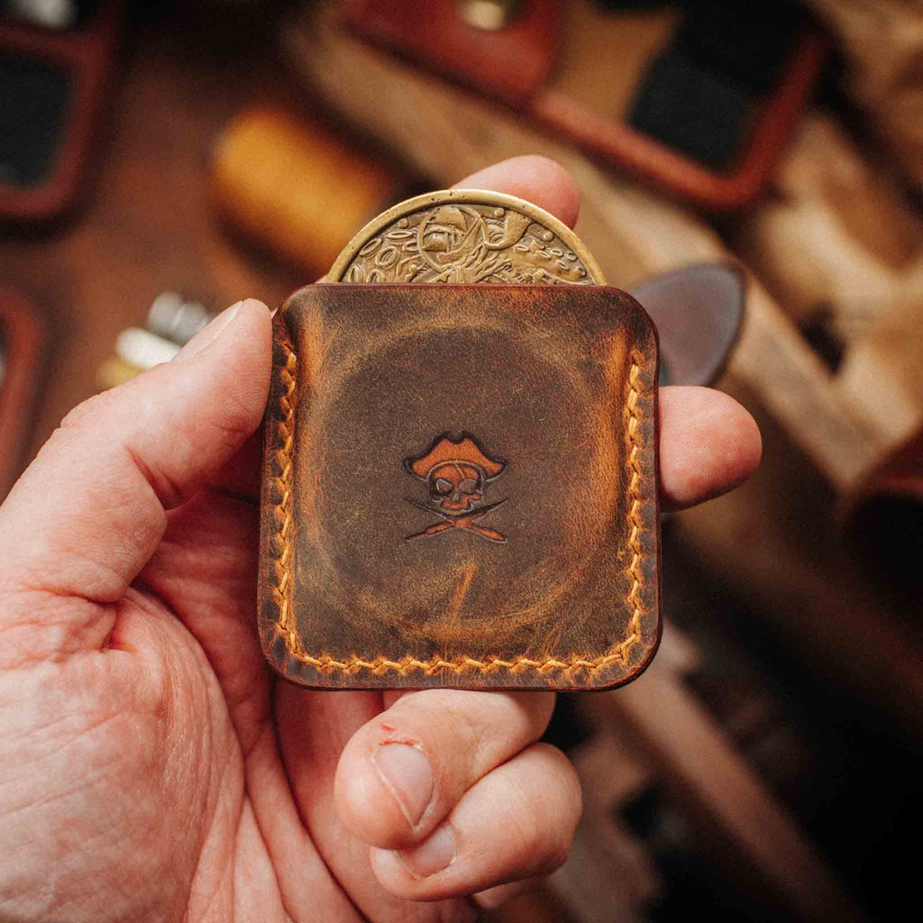 Pirate Goods Peso Pocket v3 Münzhalter – Leder-Challenge-Coin-Etui für EDC