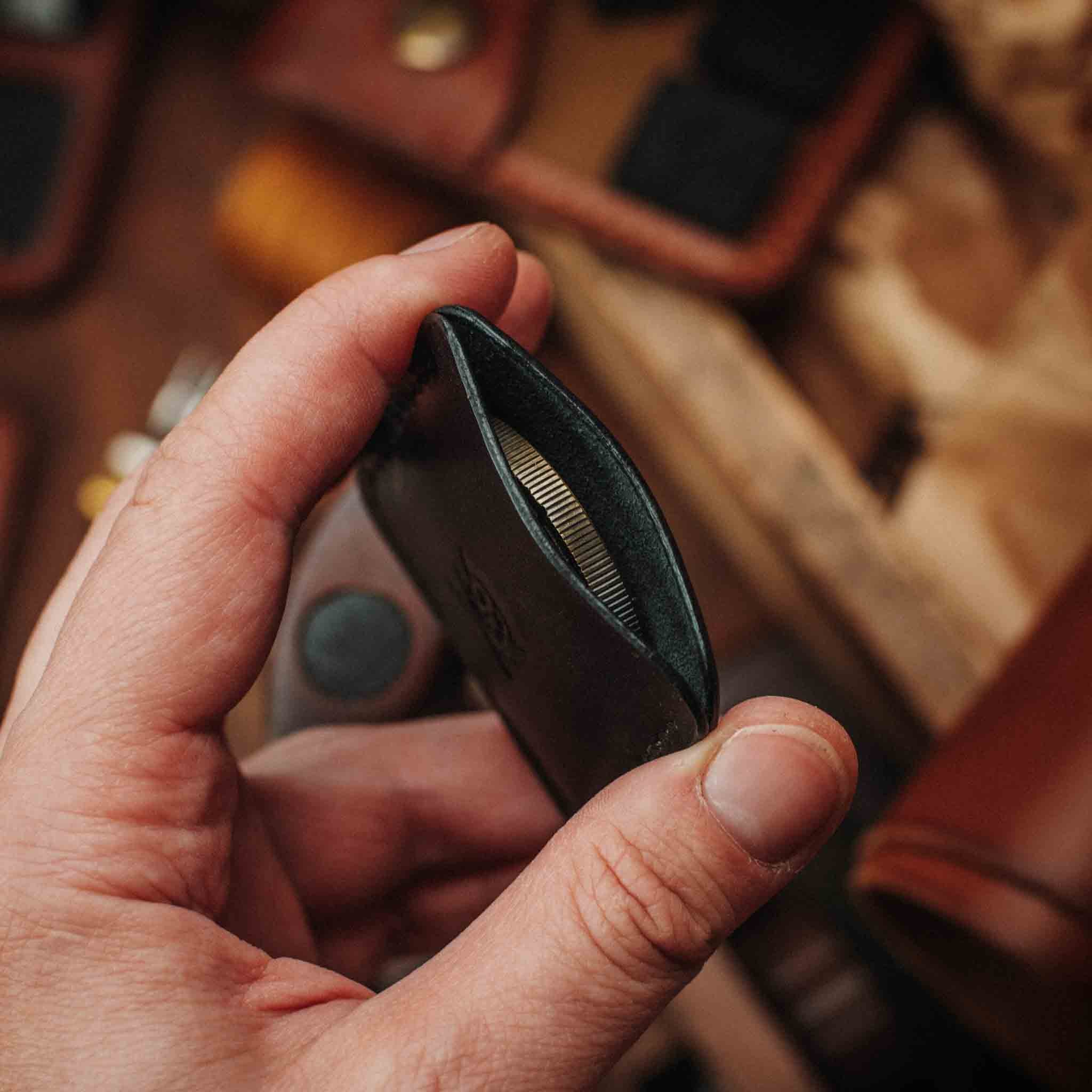 Pirate Goods Peso Pocket v3 Münzhalter – Leder-Challenge-Coin-Etui für EDC