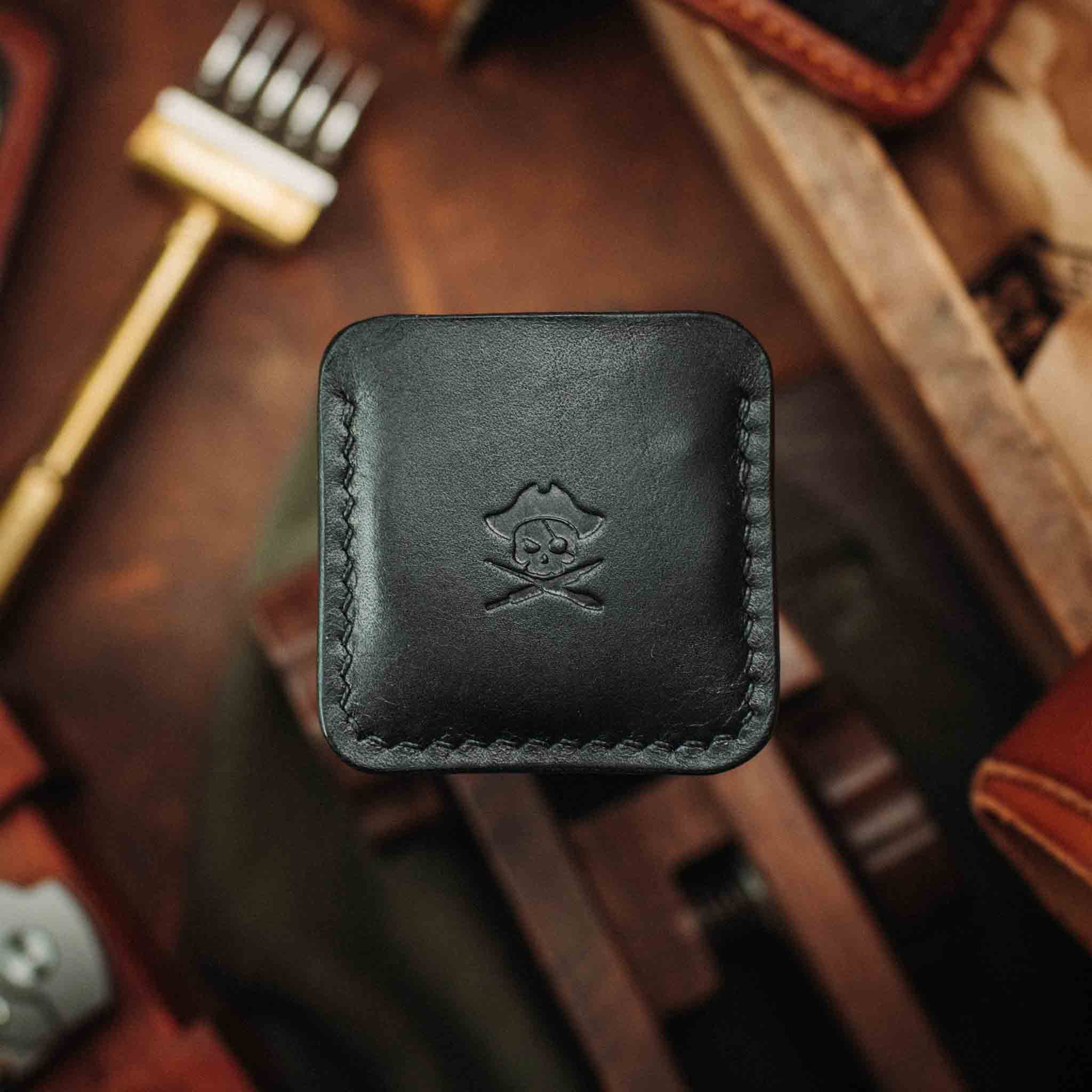 Pirate Goods Peso Pocket v3 Münzhalter – Leder-Challenge-Coin-Etui für EDC