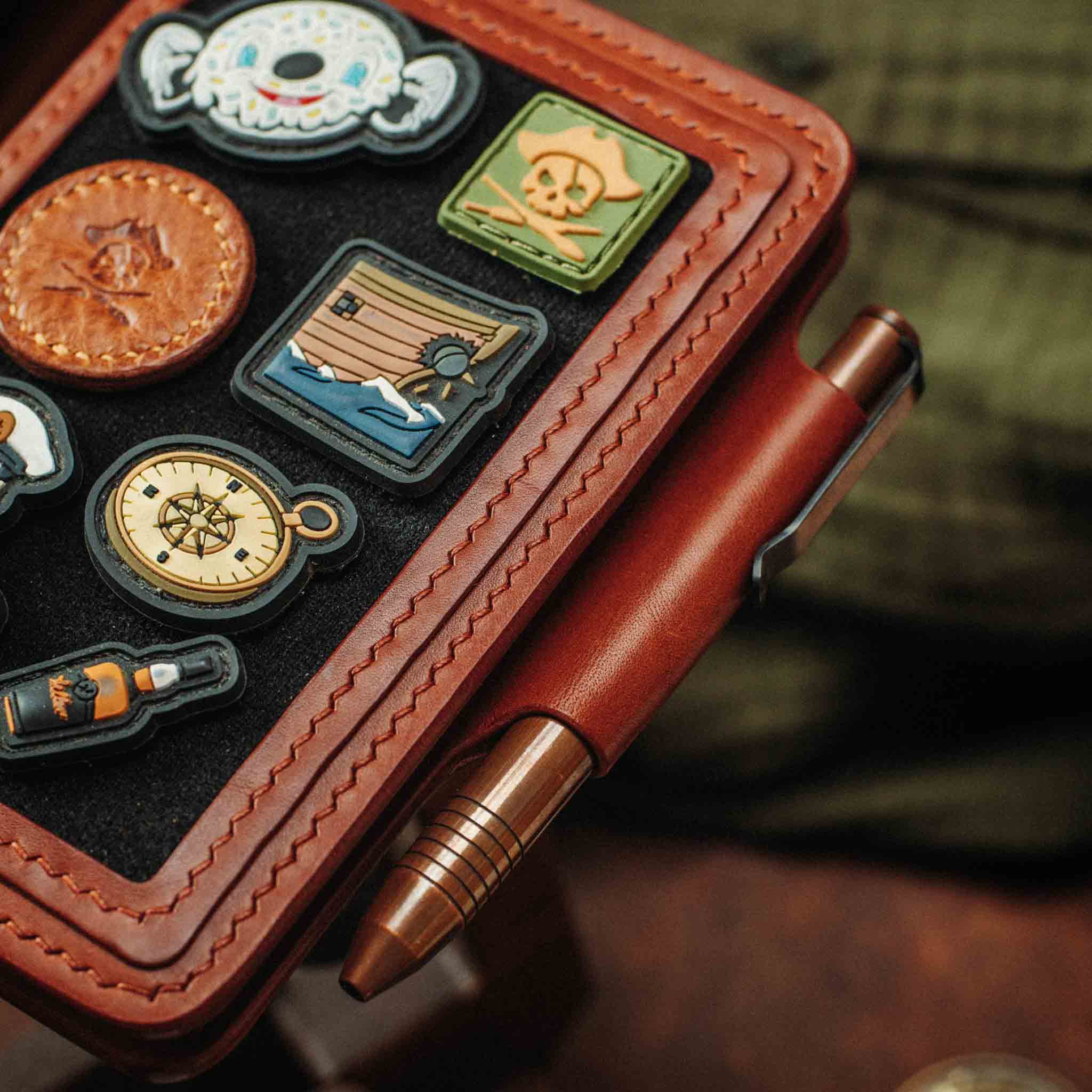 Pirate Goods Quartermaster v2 Reisepass-Brieftasche – Leder-Reise-EDC-Organizer mit Klettverschluss und Field Notes-Halter