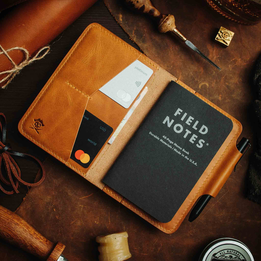Pirate Goods Quartermaster v2 Reisepass-Brieftasche – Leder-Reise-EDC-Organizer mit Klettverschluss und Field Notes-Halter