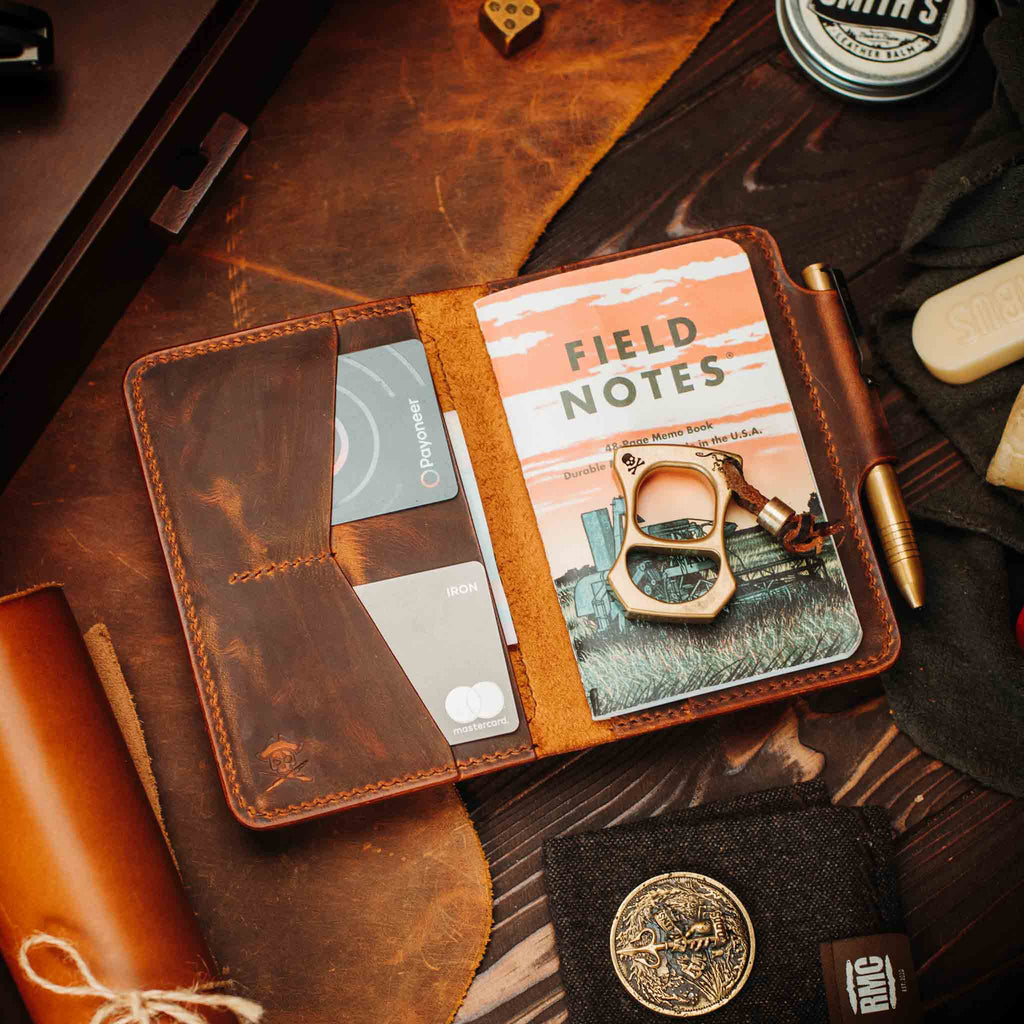 Pirate Goods Quartermaster v2 Reisepass-Brieftasche – Leder-Reise-EDC-Organizer mit Klettverschluss und Field Notes-Halter