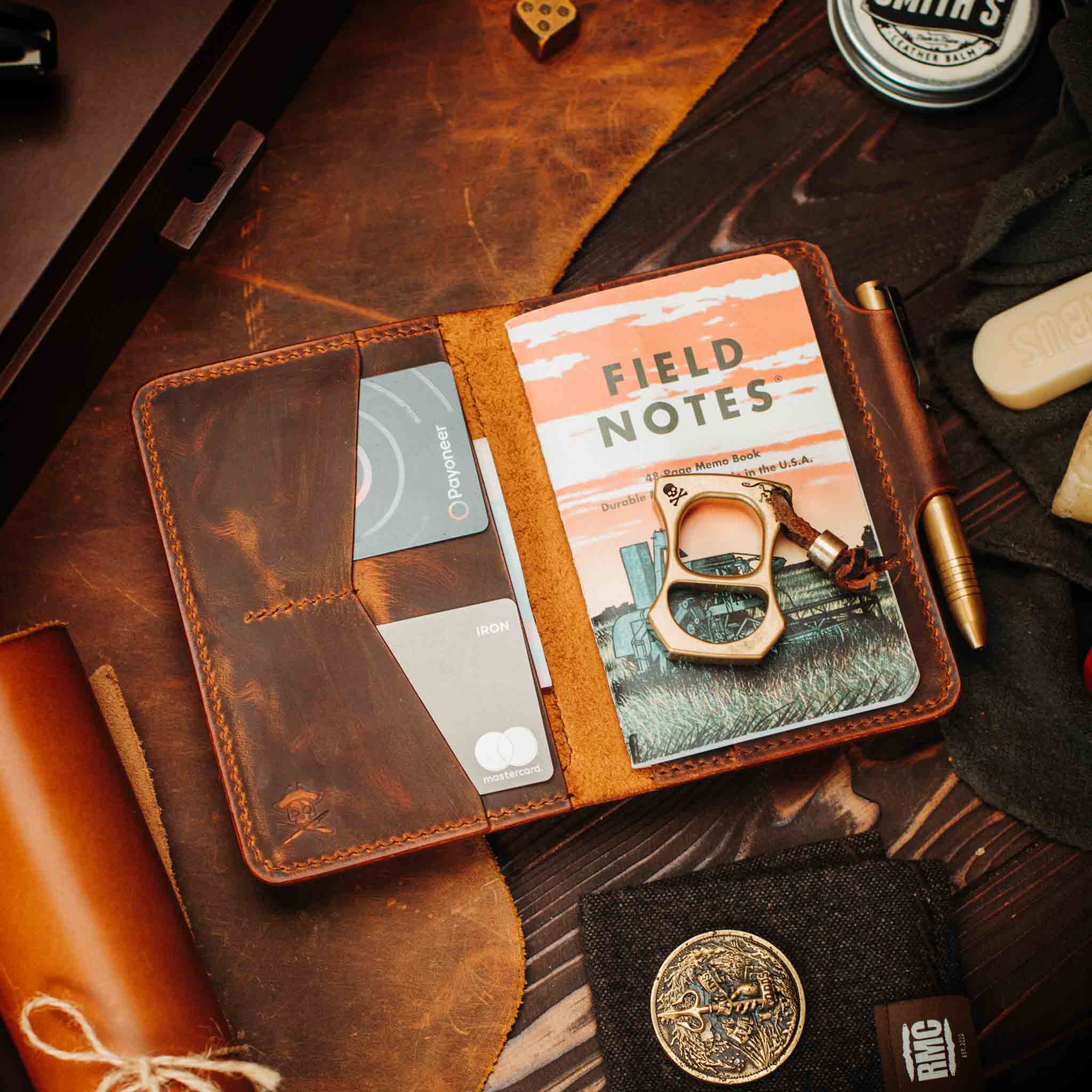 Pirate Goods Quartermaster v2 Reisepass-Brieftasche – Leder-Reise-EDC-Organizer mit Klettverschluss und Field Notes-Halter