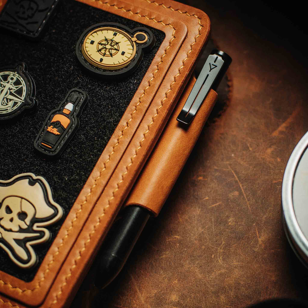 Pirate Goods Quartermaster v2 Reisepass-Brieftasche – Leder-Reise-EDC-Organizer mit Klettverschluss und Field Notes-Halter