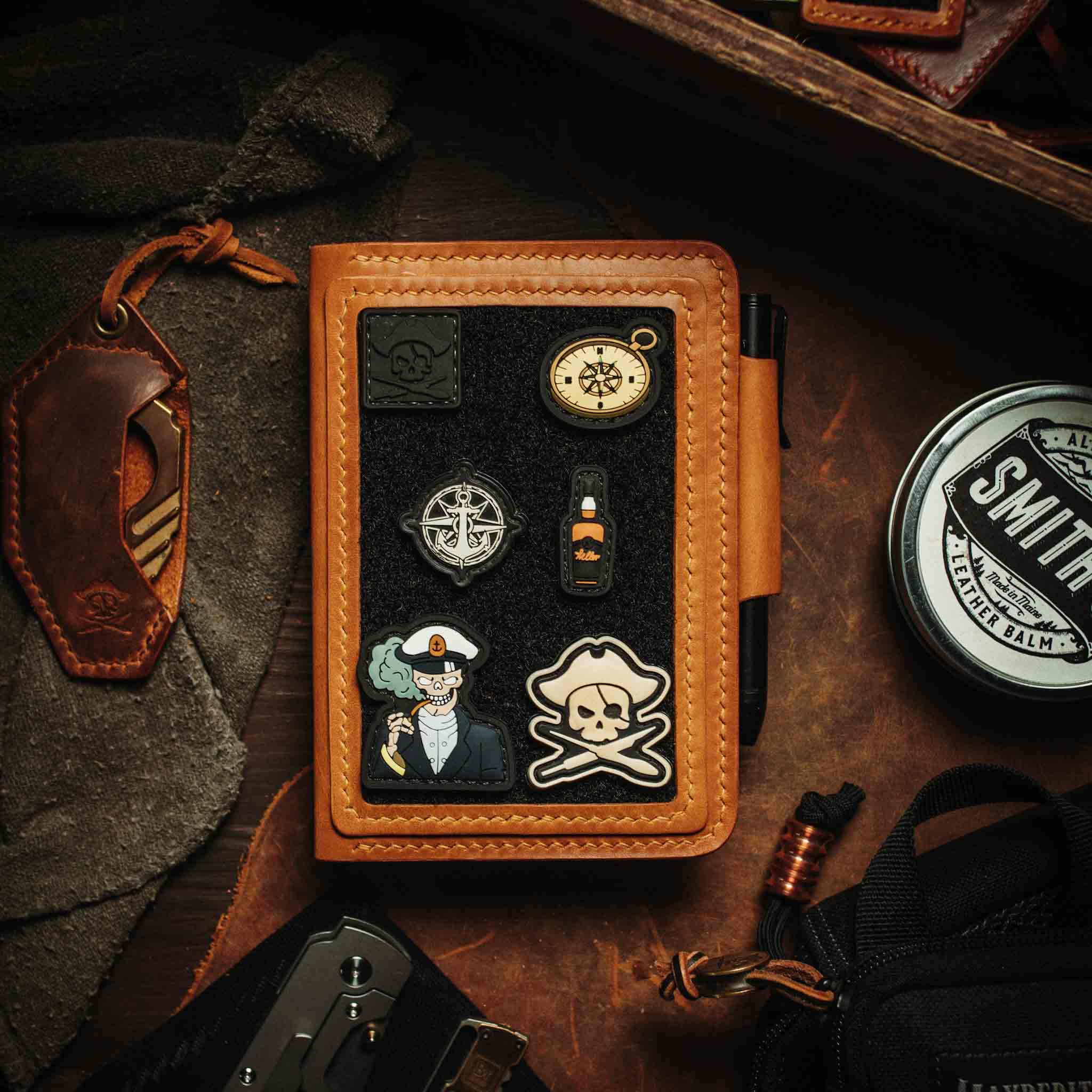 Pirate Goods Quartermaster v2 Reisepass-Brieftasche – Leder-Reise-EDC-Organizer mit Klettverschluss und Field Notes-Halter
