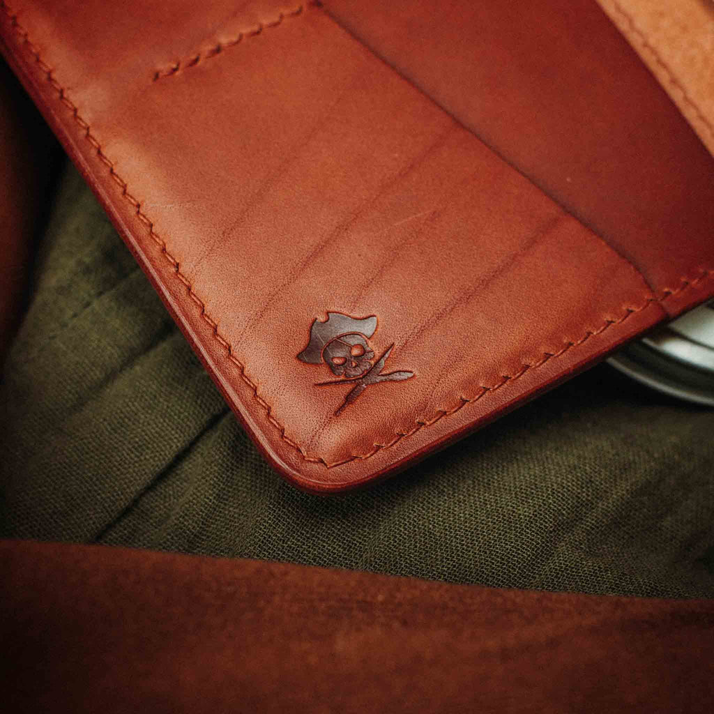 Pirate Goods Quartermaster v2 Reisepass-Brieftasche – Leder-Reise-EDC-Organizer mit Klettverschluss und Field Notes-Halter