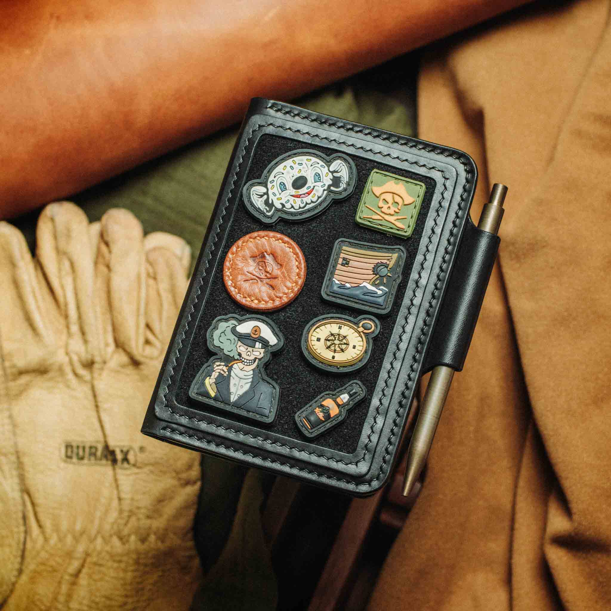 Pirate Goods Quartermaster v2 Reisepass-Brieftasche – Leder-Reise-EDC-Organizer mit Klettverschluss und Field Notes-Halter