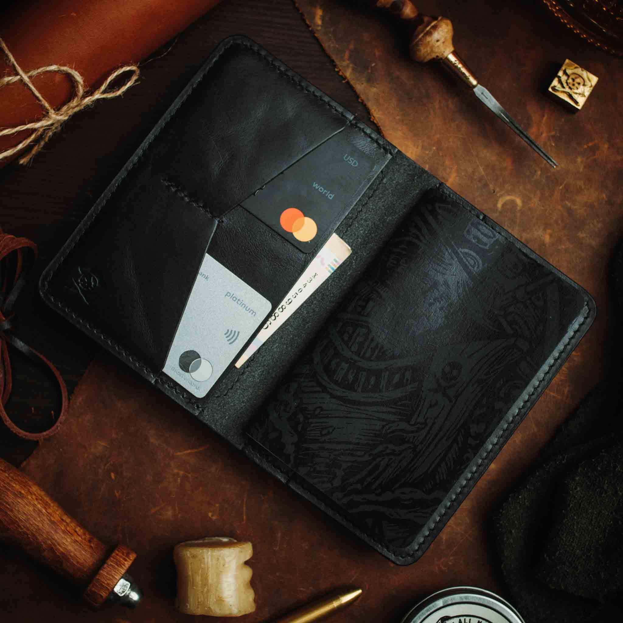 Pirate Goods Quartermaster v2 Reisepass-Brieftasche – Leder-Reise-EDC-Organizer mit Klettverschluss und Field Notes-Halter