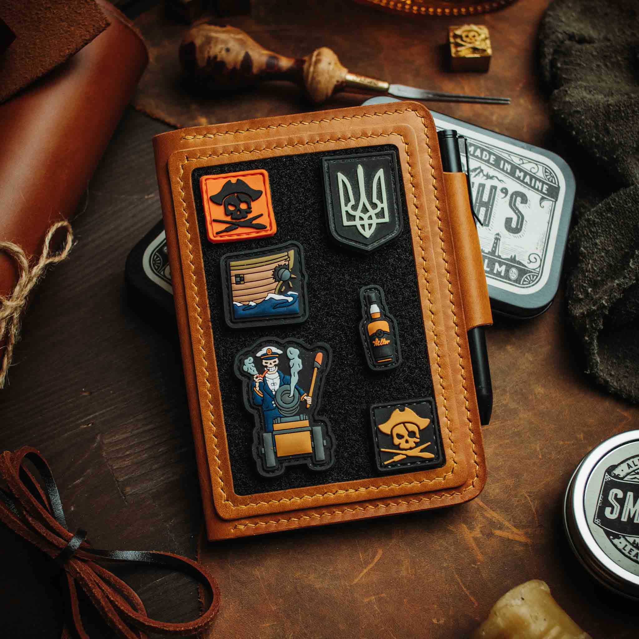 Pirate Goods Quartermaster v2 Reisepass-Brieftasche – Leder-Reise-EDC-Organizer mit Klettverschluss und Field Notes-Halter