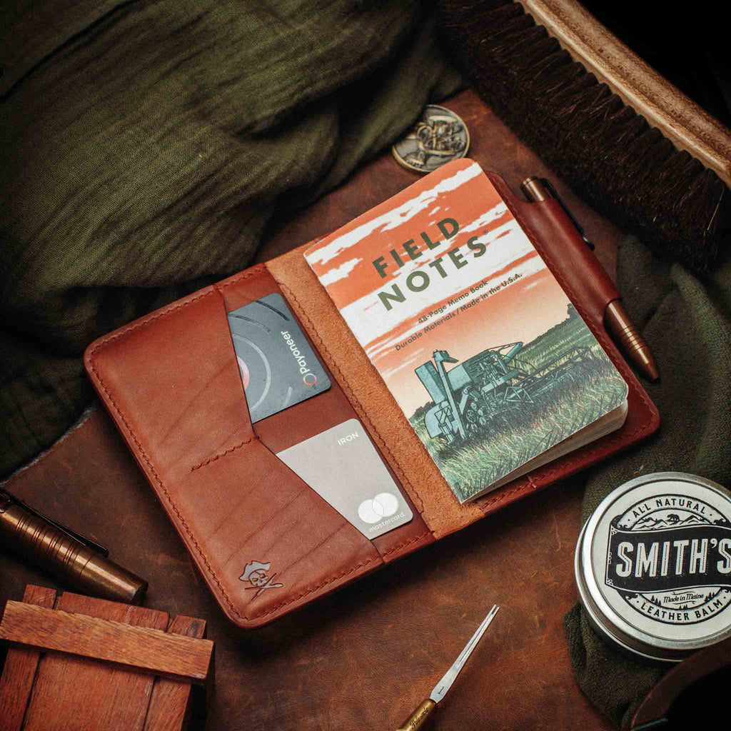 Pirate Goods Quartermaster v2 Reisepass-Brieftasche – Leder-Reise-EDC-Organizer mit Klettverschluss und Field Notes-Halter